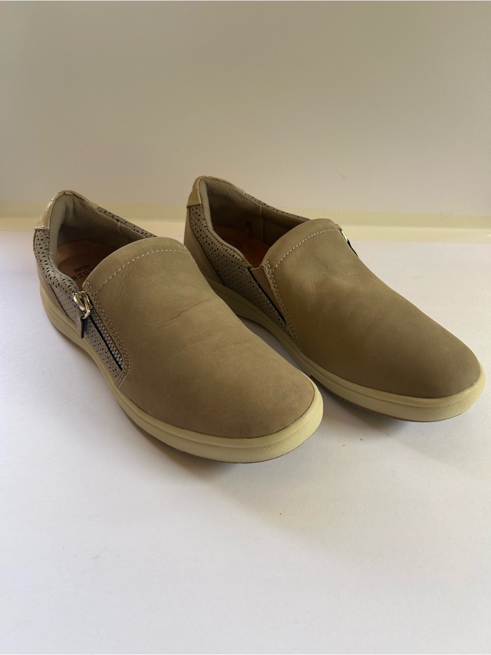 Earth Origins women’s Slip-On sneakers in Taupe Beige Tan with Side Zipper 8.5